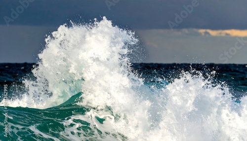 Fototapeta Naklejka Na Ścianę i Meble -  Ocean wave cresting