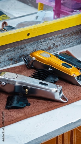 Wallpaper Mural Hair clippers Torontodigital.ca