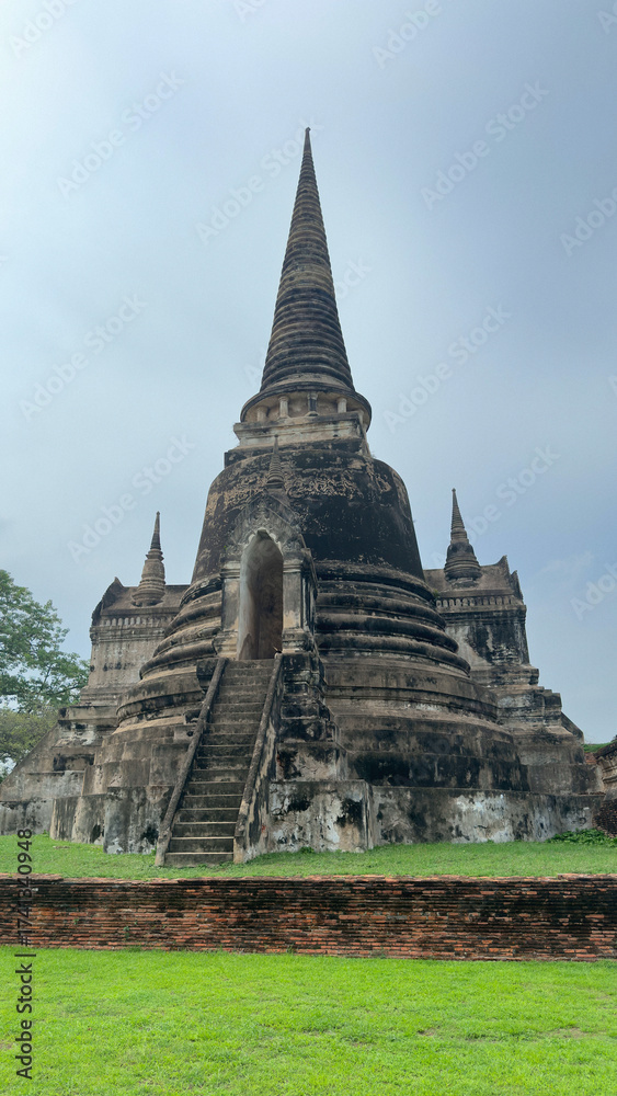 Obraz premium The three pagodas of Wat Phra Si Sanphet in Ayutthaya historical park, Ayutthaya, Thailand. Scenic ruins of the Buddhist temple in the ancient city.