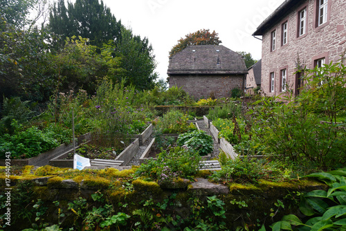 Gemütliche Ecken zum Verweilen auf dem Klostergelände vom kloster amelungsborn bei Stadtoldendorf im Landkreis Holzminden in Deutschland