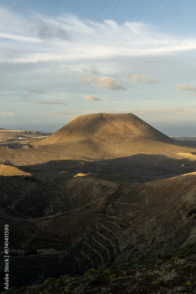 Obraz premium hiking on volcanoes at sunset in Lanzarote
