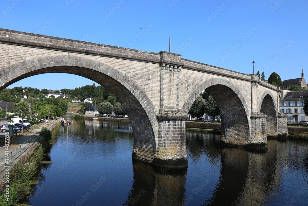 Naklejka premium Ancien pont de chemin de fer sur la rivière l'Aulne, viaduc ferroviaire, ville de Châteaulin, département du Finistère, Bretagne, France