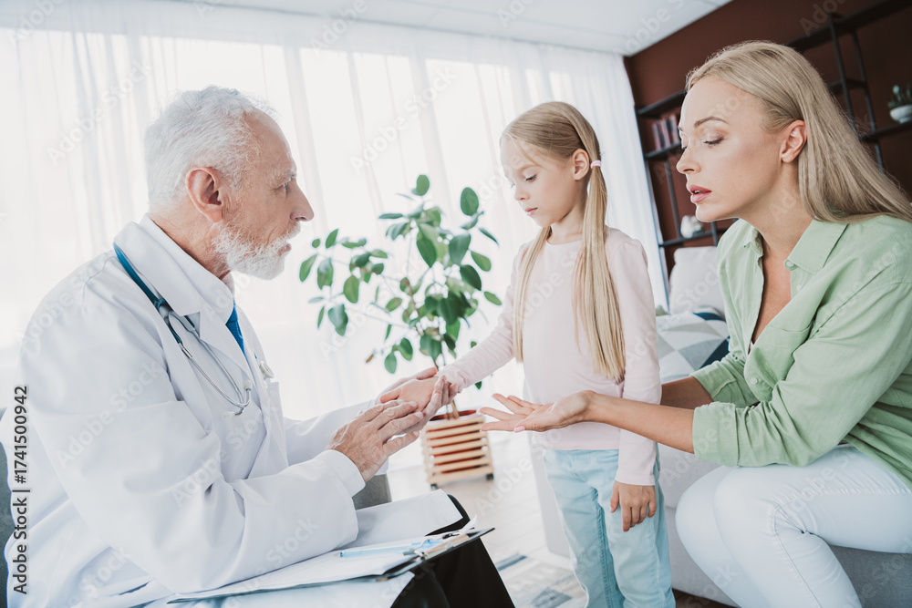 Obraz premium A warm home moment with a doctor visiting a mom and daughter in a cozy living room showing care and family bonds