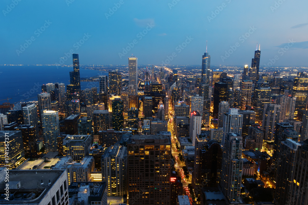 Fototapeta premium Aerial View of Chicago’s Iconic Cityscape