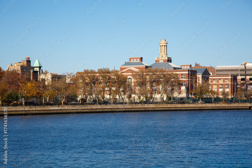 Obraz premium Manhattan Center for Science and Mathematics (MCSM) school and the skyline of Harlem, manhattan at the shore of Harlem river, New York City, United States