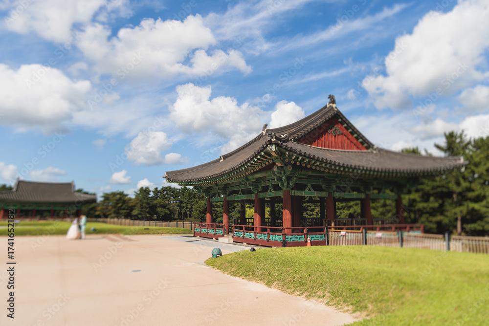 Obraz premium Gyeongju, South Korea, view of Donggung Palace and Wolji Pond in a sunny day, North Gyeongsang Province, Gyeongju city, Silla dinasty traditional Korean hanok architecture, Yeongnam region