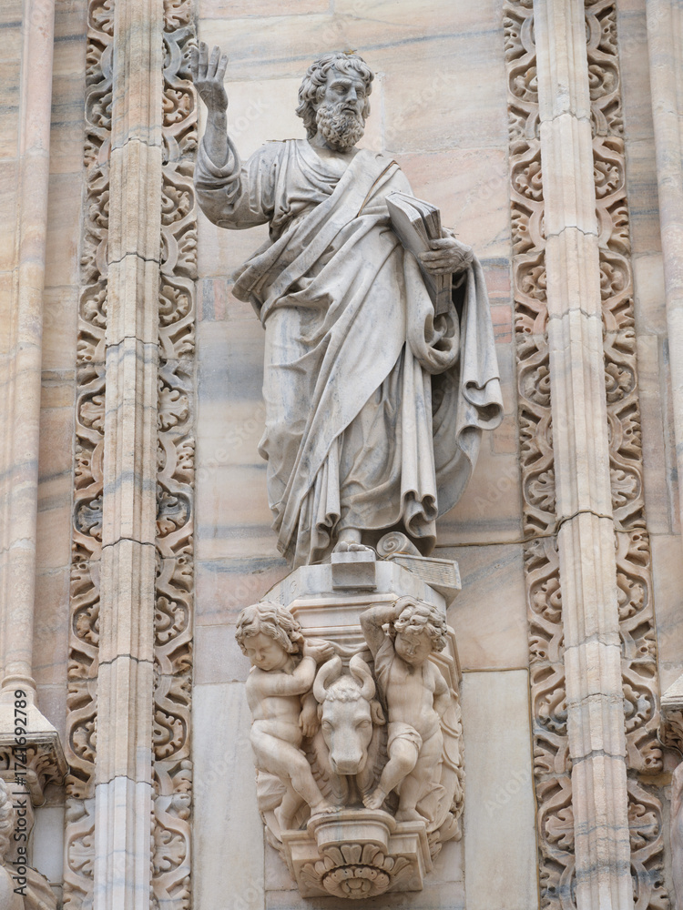 Fototapeta premium Statue Saint Luke the Evangelist Milan Cathedral (Duomo di Milan) Milan, Italy