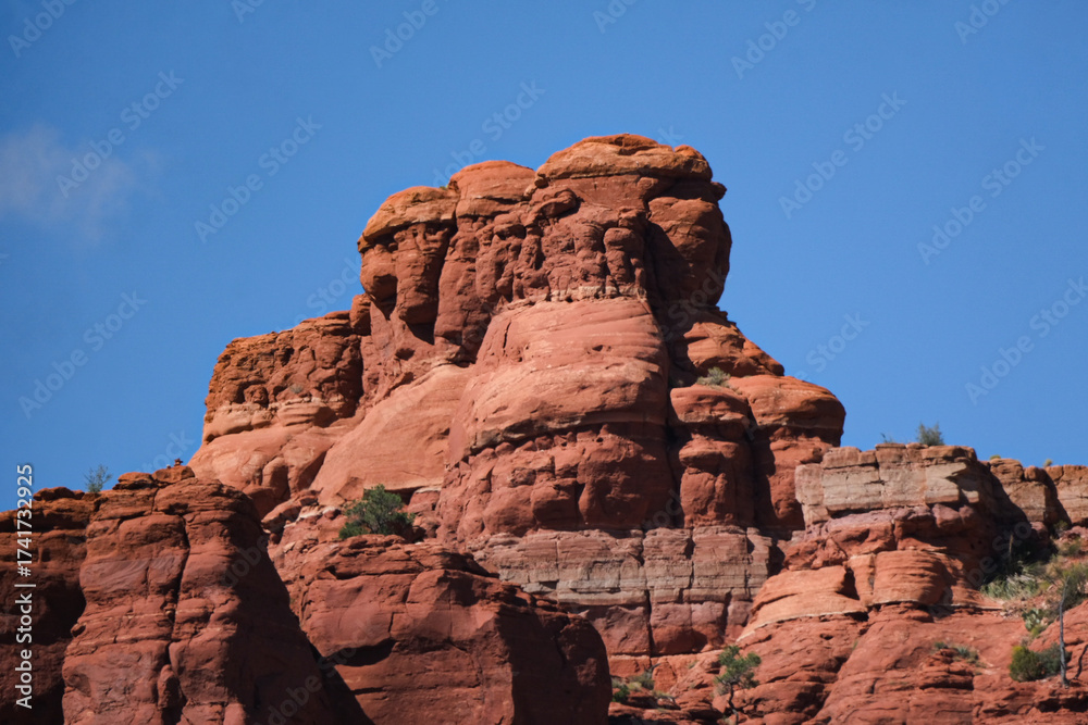 Fototapeta premium A red rock formation against a blue sky in sedona, arizona