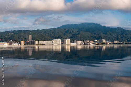 早朝の琵琶湖　静かな湖面に湖西のマンション群と背景の比叡山が映る風景　滋賀県大津市