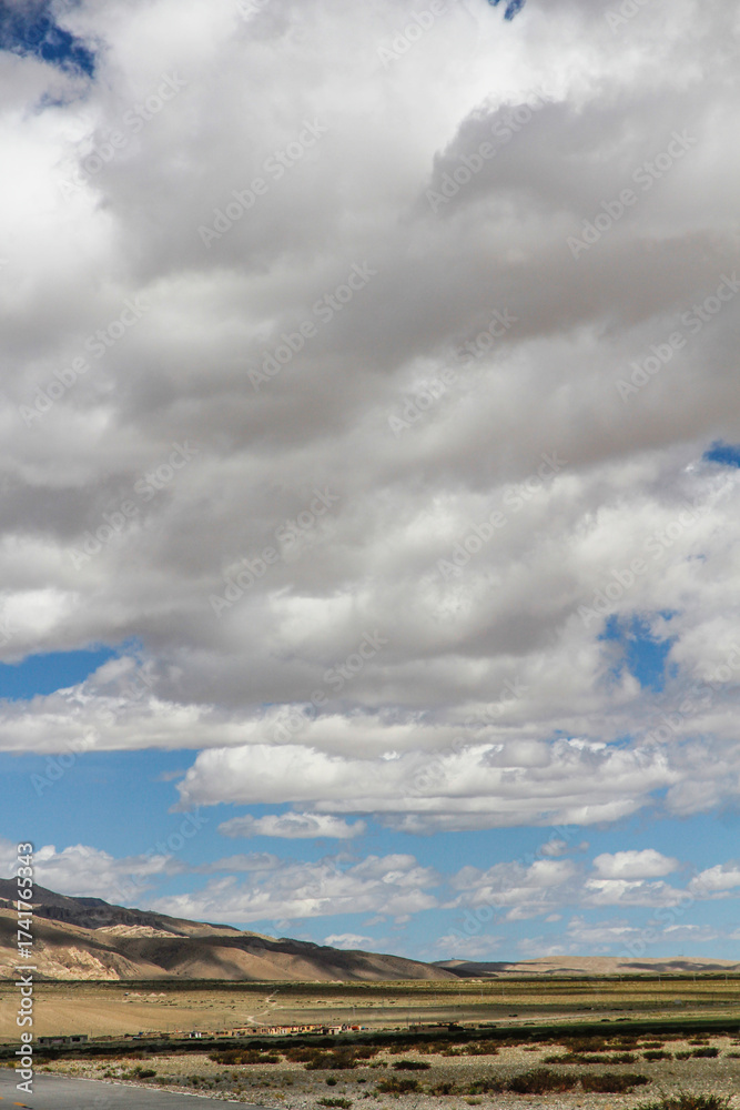 Fototapeta premium Vast open sky with fluffy clouds over a plain landscape