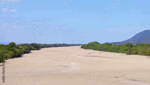 出雲市斐川町の瑞穂大橋から見た渇水時の斐伊川