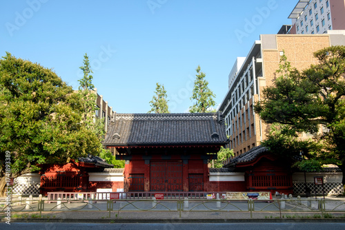修復工事がはじまるため、珍しい閉門した姿の【東京大学 赤門】　（東京都文京区本郷　国重要文化財）　Akamon (the Red Gate of the University of Tokyo)