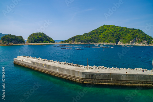 和歌山県戸津井漁港の防波堤と青く澄んだ海