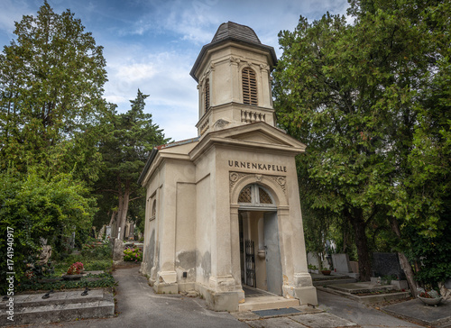 Urnenkapelle auf einem alten Friedhof in Baden bei Wien, Niederösterreich