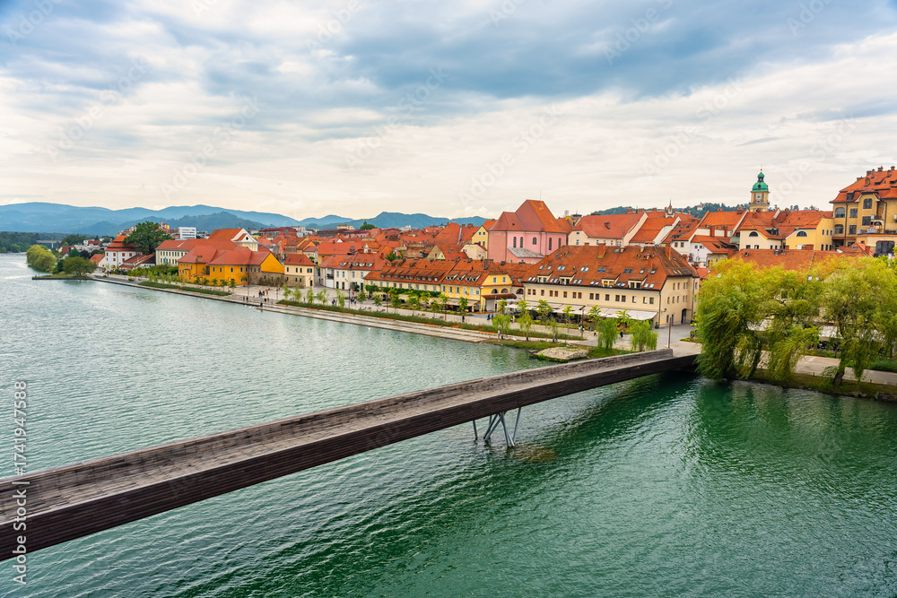 Obraz premium Lent district with its red-roofed buildings on the banks of the Drava River, Maribor, Slovenia.