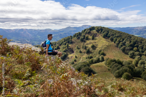 Randonneur en pause montagnes du pays Basque