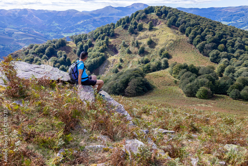 Randonneur en pause montagnes du pays Basque