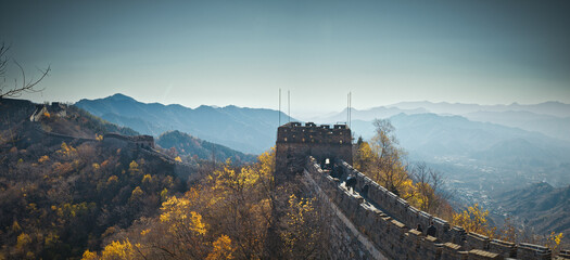Leinwandbilder Chinesische Mauer Große Mauer durch grüne Berge  © Great Brut Here