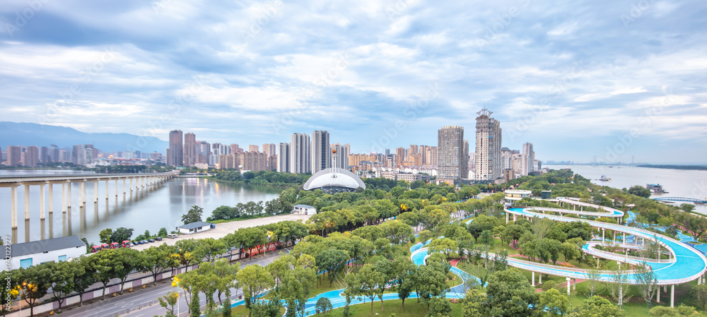 Obraz premium Aerial view of the Jiujiang Urban section of the Yangtze River National Cultural Park shows clear water, green banks and beautiful scenery.
