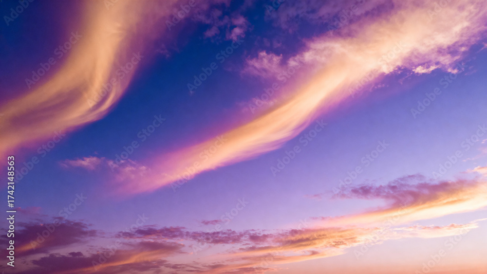 Obraz premium SunsetSkyWithColorfulWispyClouds