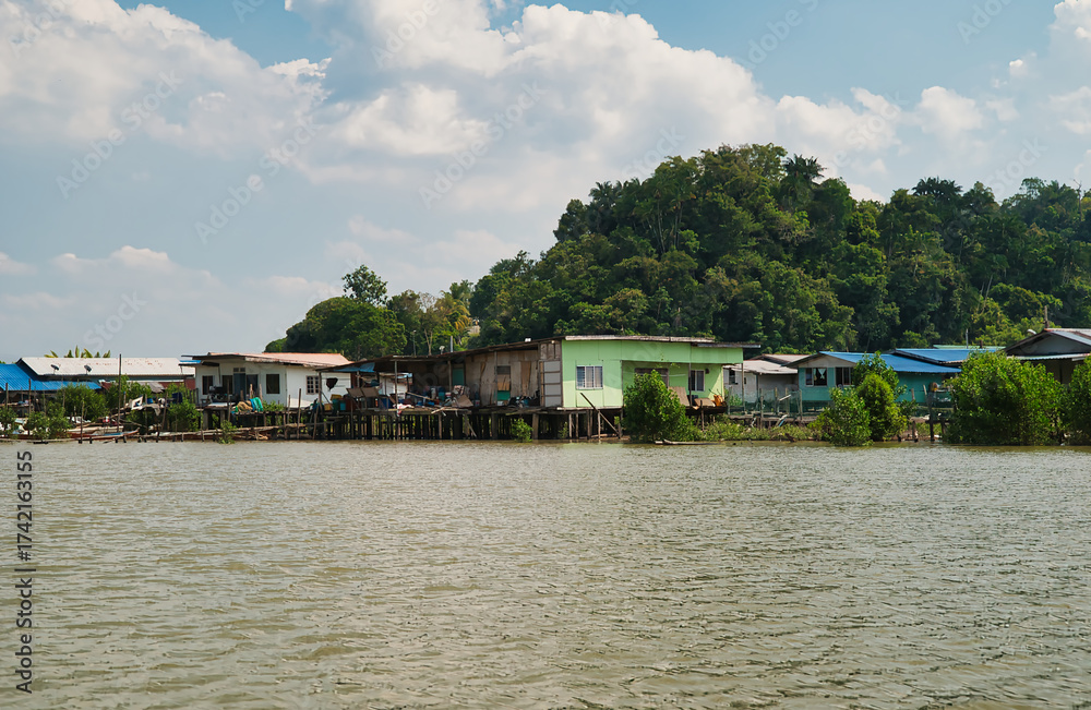 Obraz premium The traditional stilt village on the Sungai Tabo River, near Bako National Park, Sarawak, Borneo, Malaysia.