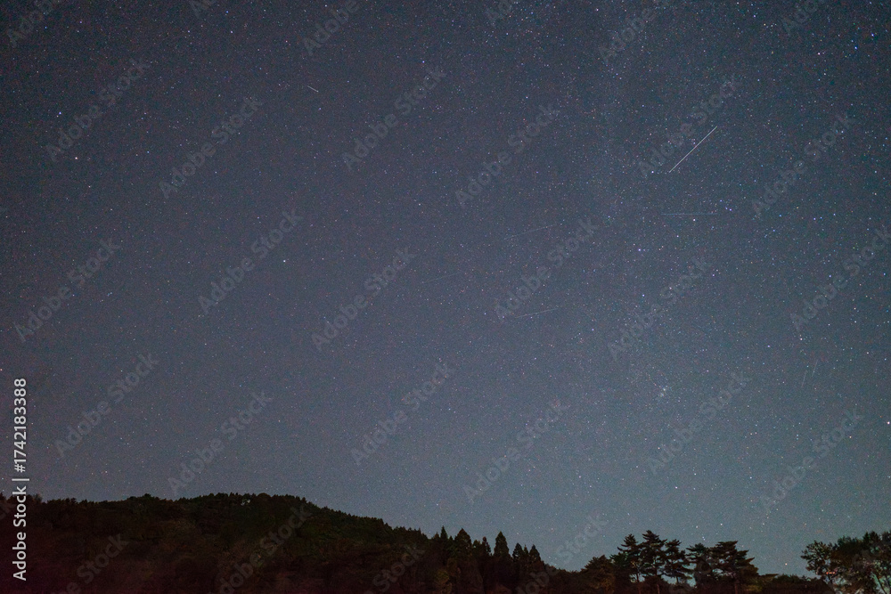 Fototapeta premium 兵庫県の砥峰高原のとても美しい秋の星空