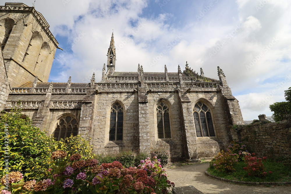 Fototapeta premium Eglise Saint Ronan, église de style gothique, village de Locronan, département du Finistère, Bretagne, France