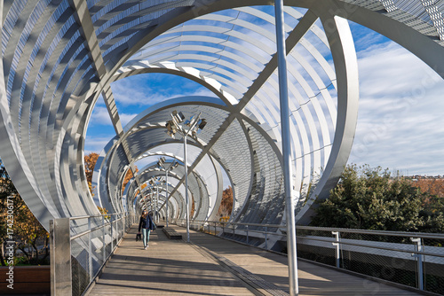 фотографія Pedestrian walking arganzuela footbridge modern architecture in madrid