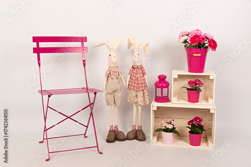 Cajas de madera decorativas, muñecos y silla.