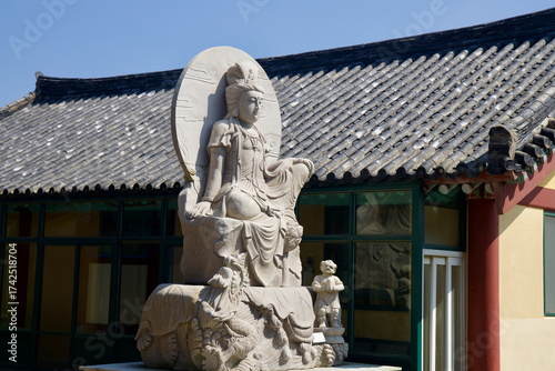 Bild auf Leinwand Stone Bodhisattva in Temple Yard