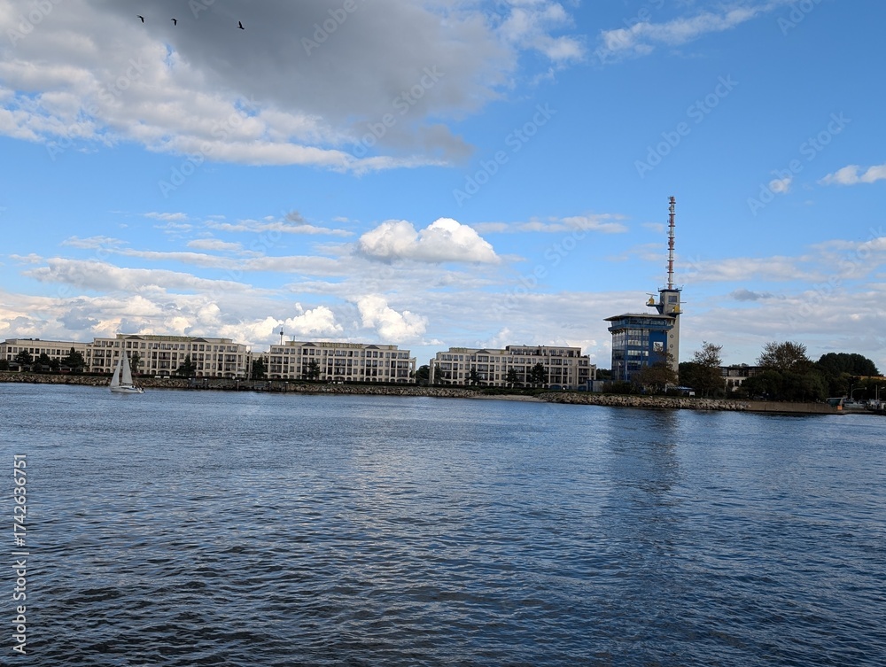 Naklejka premium Sicht auf die Ostsee in Hohe Düne, Rostock, Blick von einer Fähre