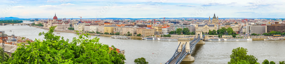 Naklejka premium Széchenyi Chain Bridge - spans the River Danube between Buda and Pest in Budapest, Hungary.