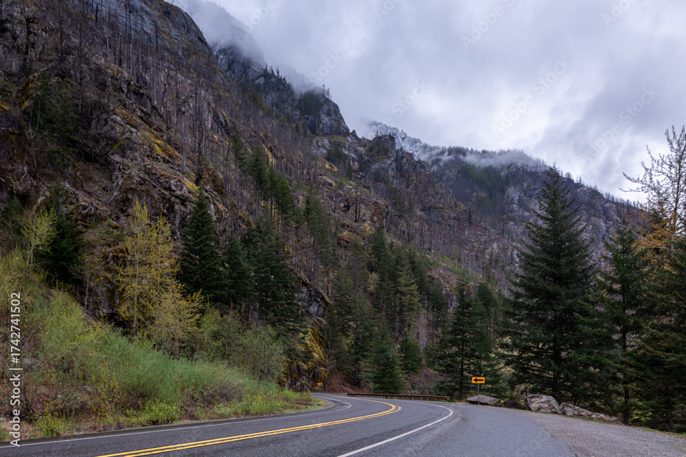 Naklejka premium road in mountains