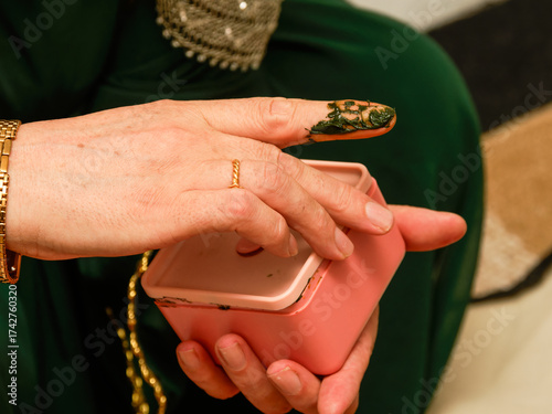 Obraz na plátně Application de henné sur les doigts lors d’un mariage kurde-tunisien, rituel tra
