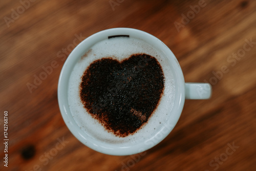 Un chocolat chaud avec le chocolat en forme de coeur dans la tasse