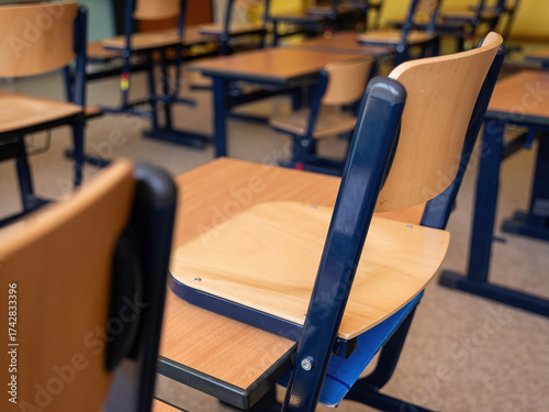 Leerer Schulstuhl im Klassenzimmer – ruhige Innenaufnahme als Symbol für Bildung, Lernen, Schulalltag und strukturierte Lernumgebung.