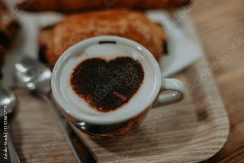 Un chocolat chaud avec le chocolat en forme de coeur dans la tasse