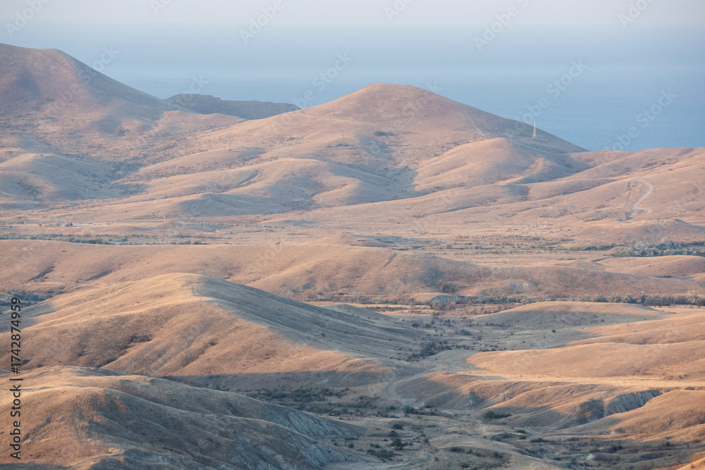 Naklejka premium Hills and sea at dawn