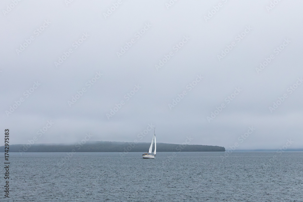 Obraz premium Sailboat in front of Oak Island in the Apostle Islands, on Lake Superior in Northern Wisconsin