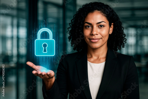 Profissional de tecnologia com ícone de cadeado digital simbolizando cibersegurança