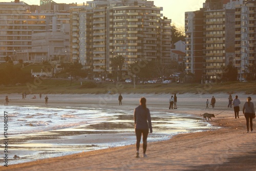 Caminhante solitário na orla de Malvín, com prédios ao fundo, Montevidéu
Lone walker on Malvín seafront with city buildings in the background, Montevideo