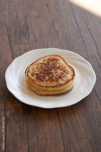 白い皿に乗ったパンケーキ