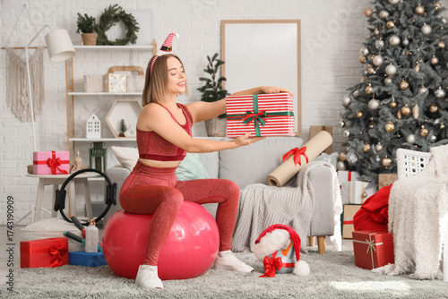 Sporty young woman in elf h...