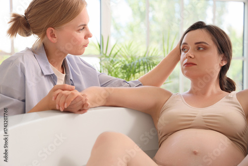 Young doula and pregnant wo...