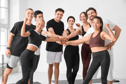 Group of sporty young peopl...