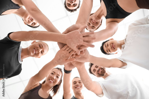 Group of sporty young peopl...