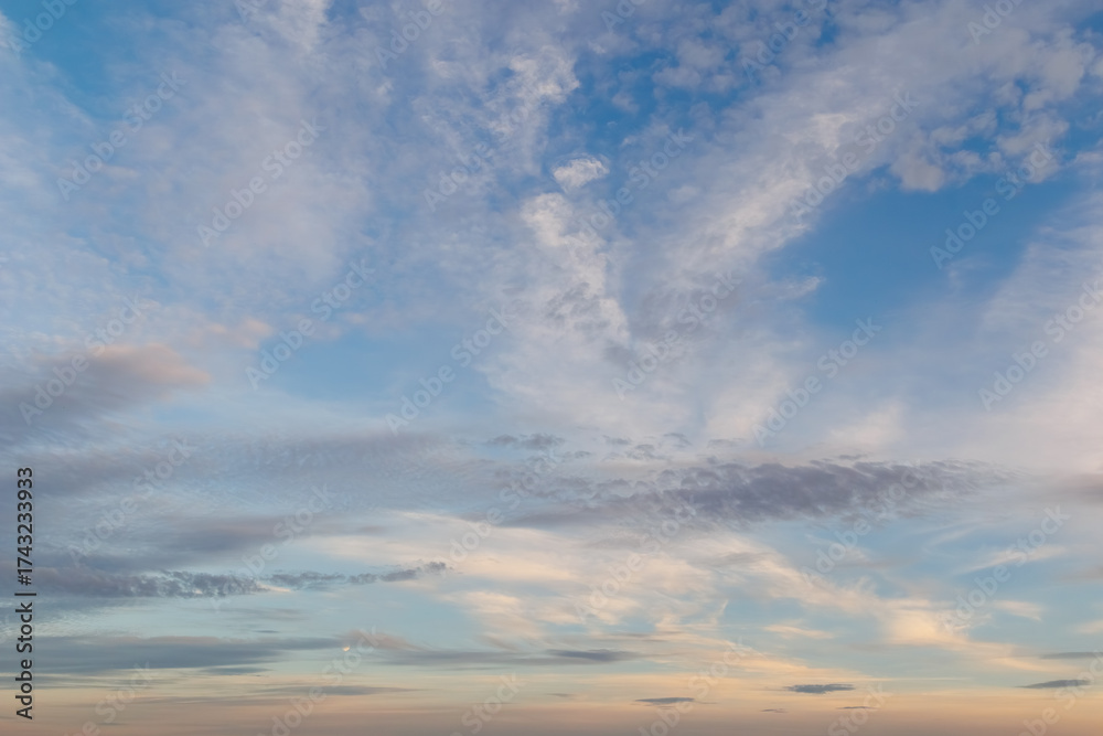 Obraz premium Soft pastel sky with scattered clouds at sunset