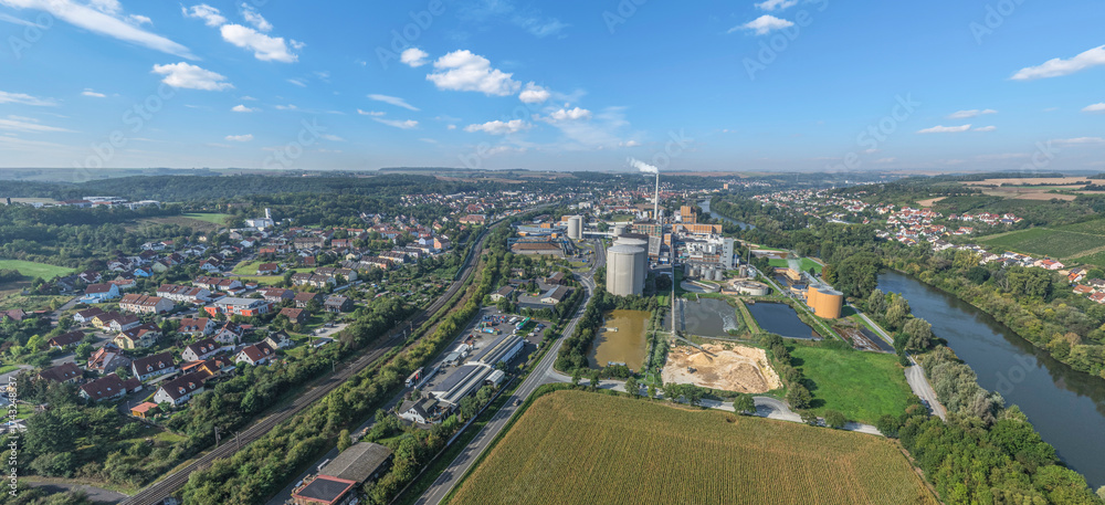 Fototapeta premium Ausblick auf das spätsommerliche Maintal bei Frickenhausen, Blick Main-abwärts auf Ochsenfurt