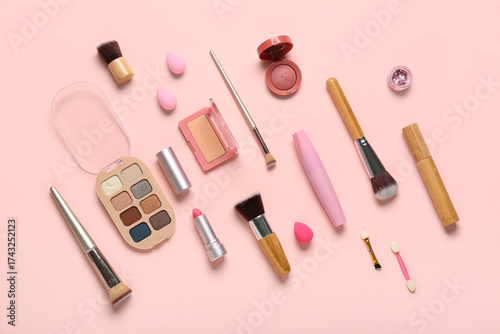 Composition with makeup bru...