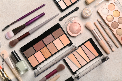 Composition with makeup bru...